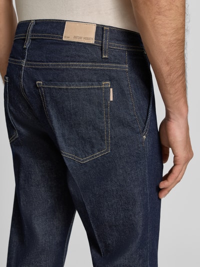 Männermodel trägt Slim Fit Jeans aus Baumwoll-Mix von Antony Morato, dunkles Denim, Kontrastnähte, 5-Pocket-Design, Nahaufnahme Rückansicht.