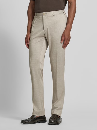 Männermodel trägt Straight Fit Stoffhose mit Viskose-Anteil von HECHTER PARIS, beige Farbe, elastischer Material-Mix, Nahaufnahme Unterkörper, Eingriff- und Gesäßtaschen, Knopf- und Reißverschluss, Innenbeinlänge 47 cm bei Größe 50, Bundweite 44 cm bei Größe 50, Ganzkörperansicht von vorne.