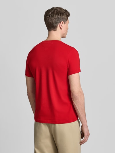 Männermodel trägt Slim Fit T-Shirt aus Baumwoll-Mix von Tommy Hilfiger, unifarben rot, Rundhals, kurzarm, Ganzkörperansicht Rückansicht.