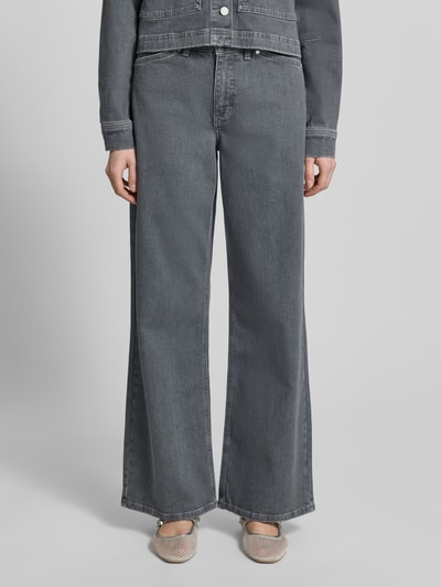 Frauenmodel trägt Relaxed Fit Jeans aus bawełny i elastanu model 'Cellma Edge' von Someday, kolor szary, wpuszczane i tylne kieszenie, szlufki, zapięcie na guzik i zamek błyskawiczny, szerokość w rozmiarze 36: 38 cm, długość wewnętrzna nogawki: 79 cm, Ganzkörperansicht von vorne