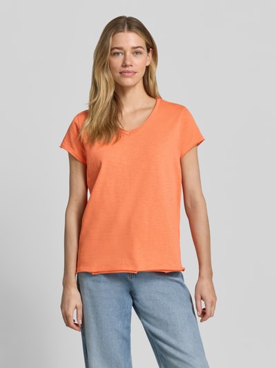 Frauenmodel trägt T-Shirt mit Rollsaum und V-Ausschnitt von Smith and Soul, Damen T-Shirt aus Reine Baumwolle, Regular-Fit, orange, Rückenlänge bei Größe S 63 cm, Ganzkörperansicht von vorne.