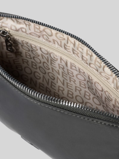 Produktfoto, Crossbody Bag mit Logo-Detail von BOGNER, szary materiał, Główna przegroda z zamkiem błyskawicznym, podszewka z logo, przegródka zapinana na zamek błyskawiczny, Szerokość w rozmiarze 1: 23 cm, Długość w rozmiarze 1: 18 cm, Głębokość w rozmiarze 1: 4 cm, długość paska na ramię w rozmiarze 1: 110 cm