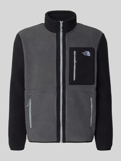 Produktfoto, Fleecejacke mit Logo-Stitching Modell 'Yumiori' von The North Face in Grau und Schwarz, Fleece, Gerader-Schnitt, Stehkragen, Reißverschluss, Brusttasche mit Reißverschluss, seitliche Reißverschlusstaschen, Rückenlänge 70 cm, Ärmellänge 68 cm, Größe M, weiche Textur
