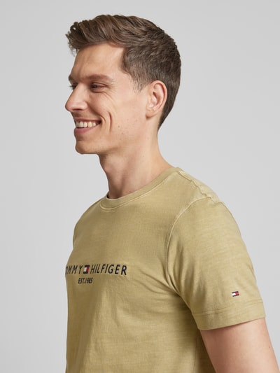 Tommy Hilfiger T-shirt z wyhaftowanym logo Oliwkowy 3