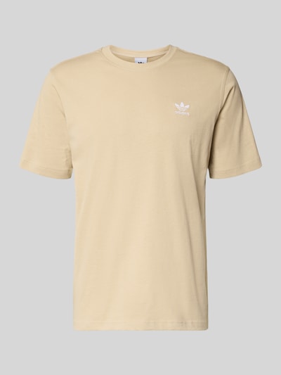 Produktfoto, T-Shirt mit Label-Stitching von adidas Originals in Beige, reine Baumwolle, gerippter Rundhalsausschnitt, Regular Fit