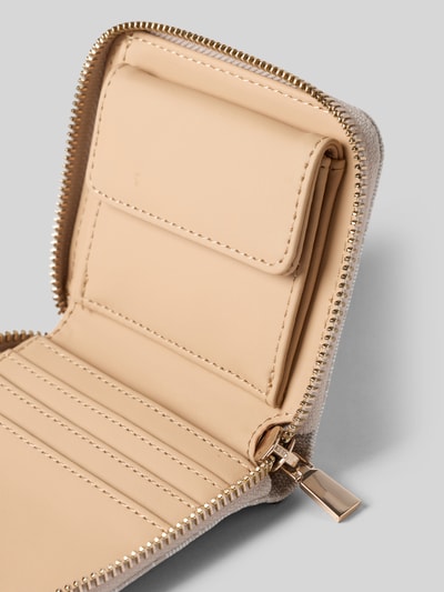 Produktfoto, Portemonnaie mit Rundum-Reißverschluss Modell 'LAUREL' von Guess, Strukturmuster, Allover-Label-Print, Münzfach mit Druckknopfverschluss, Schein-, Steck- und Kartenfächer, beige Töne, glatte und strukturierte Texturen