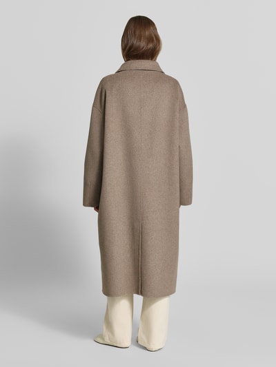 Frauenmodel trägt Wollmantel aus Woll-Mix von MYON in Beige, lockere Passform, Rückansicht, Ganzkörperansicht Rückansicht.