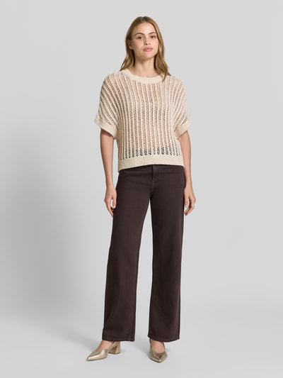 Frauenmodel trägt Strickpullover mit 1/2-Arm und Rundhalsausschnitt von comma, lockere Passform, beige Strick, Ganzkörperansicht von vorne.