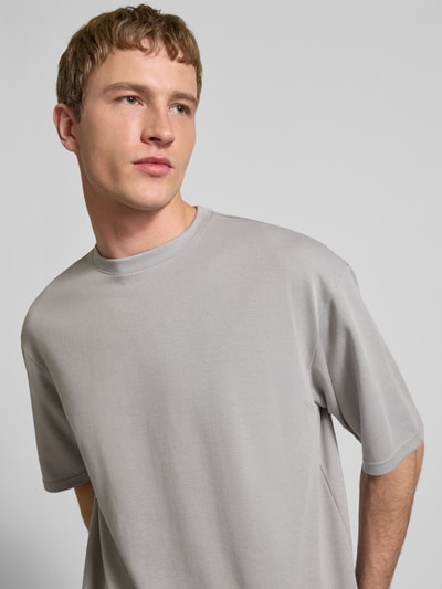 Männermodel trägt Boxy Fit T-Shirt aus Baumwoll-Mix Modell 'CASPIAN AIRFLEX BOXY' von Only & Sons, Optik: Unifarben, Rundhals, Kurzarm, atmungsaktiv, feuchtigkeitsregulierend, kühlend, Nahaufnahme Oberkörper.
