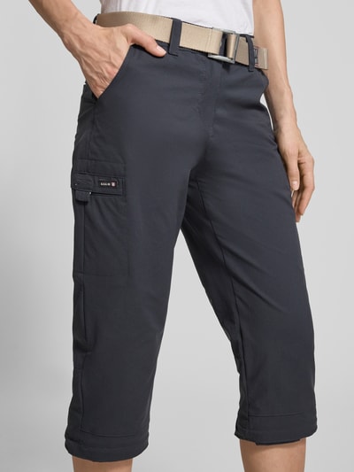 Frauenmodel trägt Straight Fit Wanderhose in Zip-Off-Optik von G.I.G.A. DX, dunkel, mit abnehmbarem Gürtel, Knopf-Reißverschluss, Nahaufnahme Oberschenkelbereich, Bundweite bei Größe 36: 113 cm, Innenbeinlänge bei Größe 36: 80 cm.