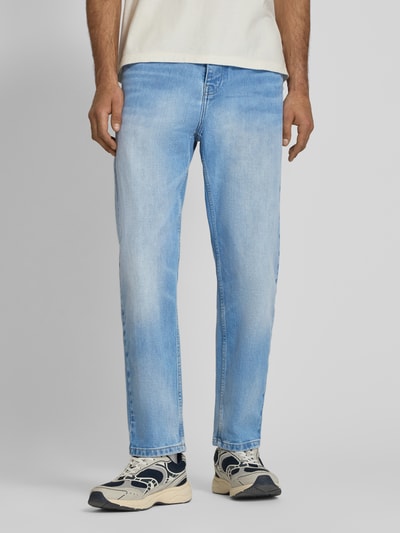 Männermodel trägt Jeans im Used-Look Modell 'Maitland Den' von Carhartt Work In Progress, Reine Baumwolle, Relaxed-Fit, Ganzkörperansicht von vorne.