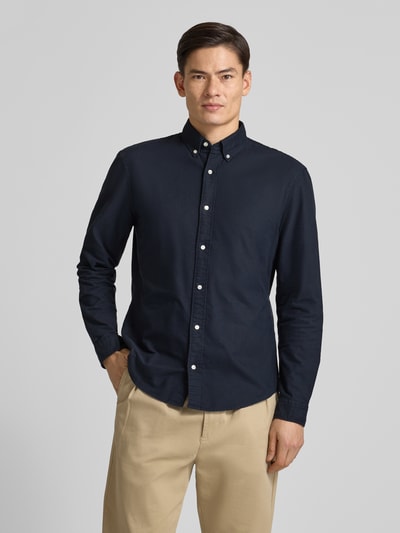 Männermodel trägt Freizeithemd mit Knopfleiste von MCNEAL, navy, Reine Baumwolle, Regular-Fit, Button-Down-Kragen, Ganzkörperansicht von vorne.