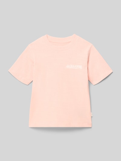 Produktfoto, pastellrosa Kinder T-Shirt mit Statement-Print und Label-Detail aus reiner Baumwolle, Regular-Fit, Rundhalsausschnitt, Modell 'CASSIS' von Jack & Jones, Rückenlänge 50 cm bei Größe 140, glatte Textur