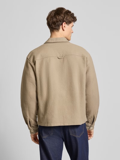 Männermodel trägt Regular Fit Hemdjacke mit Strukturmuster Modell 'Upstate' von Jack & Jones in Beige, strukturierte Baumwolle, Rückenansicht