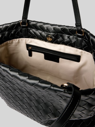 Produktfoto, Shoulder Bag in Leder-Optik Modell 'Pochette' von Liu Jo White, schwarze Flechtstruktur, cremefarbenes Innenfutter, Detailaufnahme des Hauptfachs mit Reißverschluss und Magnetverschluss, schmaler Schulterriemen sichtbar, Maße ca. 29 x 20 x 13 cm, Länge Schulterriemen etwa 60 cm.