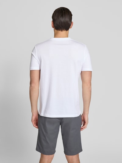 Männermodel trägt Regular Fit T-Shirt aus reiner Baumwolle von s.Oliver RED LABEL, unifarben weiß, Jersey mit Label, Ganzkörperansicht Rückansicht.