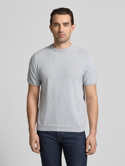 Männermodel trägt Strickshirt mit Rundhalsausschnitt von JAKE*S STUDIO MEN im Allover-Look, Regular-Fit, Baumwoll-Mix, Ganzkörperansicht von vorne.