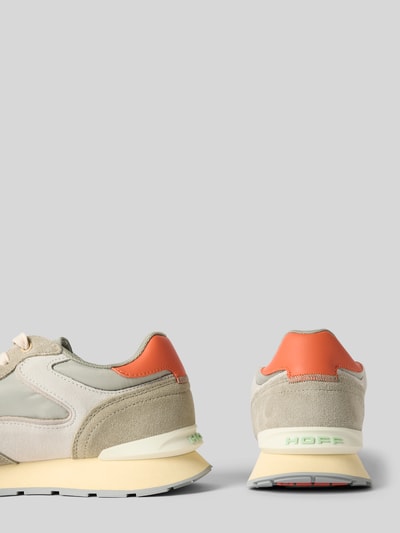 Produktfoto, Sneaker mit Logo-Prägung Modell 'City' von HOFF, abgerundete Form, beige-graue Töne, orange Details, profilierte Sohle, Kontext: Damen Sneaker, Schnürverschluss, Absatzhöhe 3 cm, Schafthöhe 9 cm, Schaftweite 7 cm