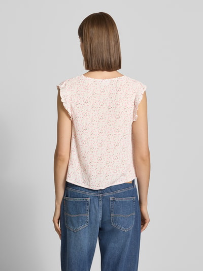 Frauenmodel trägt Regular Fit Blusentop aus reiner Viskose Modell 'BARRI' von Pieces, Two-Tone-Optik, abstraktes Muster, Popeline, Ganzkörperansicht Rückansicht.