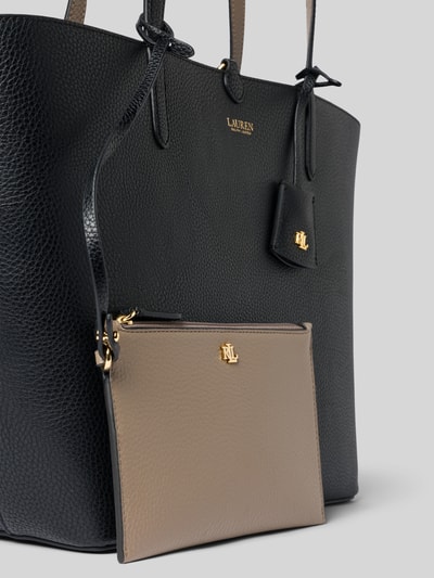 Produktfoto, Shopper in Leder-Optik von Lauren Ralph Lauren, großes Hauptfach mit Verschluss, Tragehenkel, Schulterriemen, Mini-Bag, Farben Schwarz und Taupe, strukturierte Oberfläche, Maße 47 cm Breite, 29 cm Länge, 13 cm Tiefe, Schulterriemen 60 cm