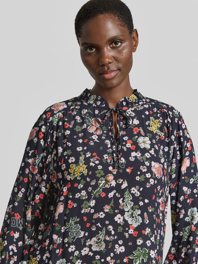 Vrouwenmodel draagt Relaxed Fit blouse uit zuiver viscose van Marc Cain, bloemenprint, opstaande kraag met ruches, tunnelkoord, met lange mouwen, Ruglengte bij maat 36: 63 cm, mouwlengte bij maat 36: 51 cm, Nahaufnahme Oberkörper.