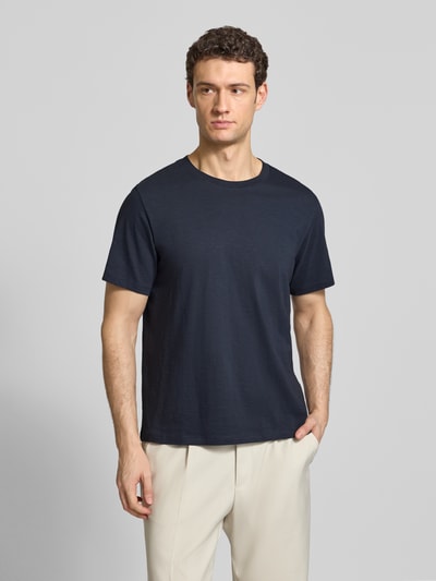 Männermodel trägt Regular Fit T-Shirt aus reiner Baumwolle Modell 'HASPEN' von SELECTED HOMME in Melange-Optik, Ganzkörperansicht von vorne.