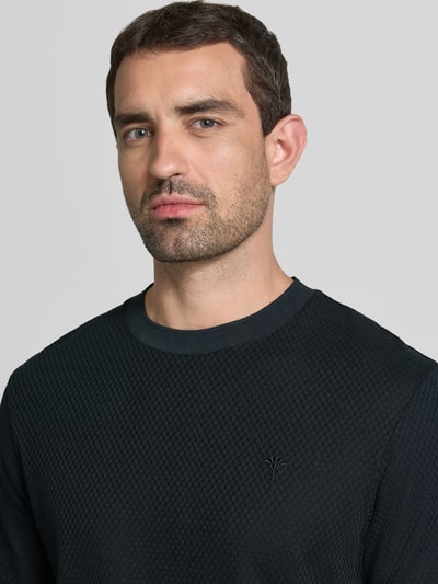 Männermodel trägt Regular Fit T-Shirt mit Strukturmuster Modell 'Tangur' von JOOP!, reine Baumwolle, Nahaufnahme Oberkörper.