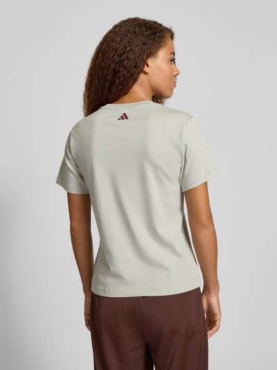 adidas Sportswear T-Shirt mit Motiv-Print und Rundhalsausschnitt Mittelgrau 5