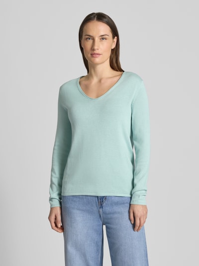 Vrouwenmodel draagt Regular Fit Pullover aus Baumwoll-Viskose-Mix van Tom Tailor, effen lichtblauw, fijne ribtextuur, v-hals, lange mouwen, geribde boorden, voorkant volledige lichaamsaanzicht.