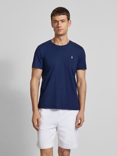 Męski model nosi T-shirt z logo-stitching od Polo Ralph Lauren, bawełna, prosty krój, granatowy, widok na cały przód.