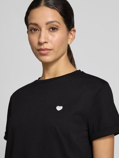 Frauenmodel trägt Relaxed Fit T-Shirt mit Motiv-Stitching Modell 'Serz' von OPUS in Schwarz, unifarben, reine Baumwolle, Nahaufnahme Oberkörper.