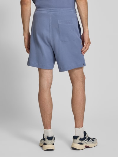 Männermodel trägt Shorts mit Strukturmuster und Label-Stitching von BLKVIS in Blau, Reine Baumwolle, Regular-Fit, Ganzkörperansicht Rückansicht.