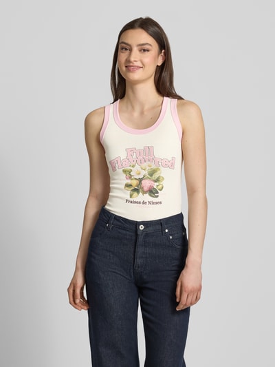 Frauenmodel trägt Trägertop mit Motiv-Print Modell 'HILDA' von JJXX aus Baumwoll-Elasthan-Mix, Slim-Fit, Rundhalsausschnitt, Ganzkörperansicht von vorne.