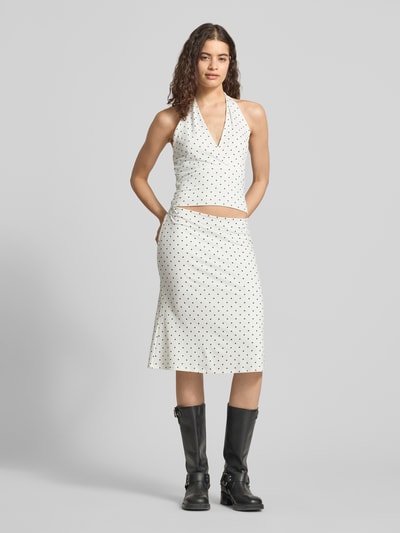 Frauenmodel trägt Midirock im Allover-Look Modell '90s' von Gina Tricot im Material-Mix mit Stretch-Anteil, figurbetonter Schnitt, Ganzkörperansicht von vorne.