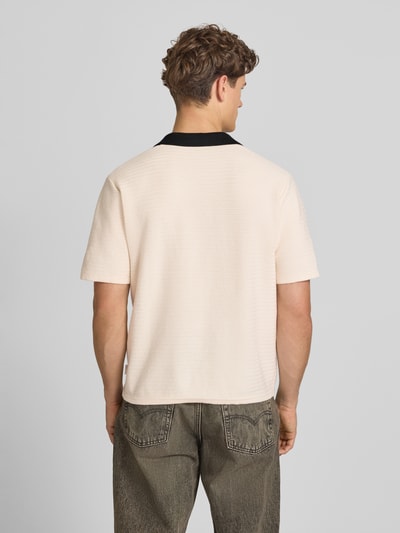 Männermodel trägt Regular Fit Poloshirt mit V-Ausschnitt Modell 'COTEDAZUR' von Jack & Jones, Reine Baumwolle, Rückenlänge 67 cm, Ganzkörperansicht Rückansicht.