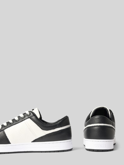 Produktfoto, Sneaker aus echtem Leder Modell 'Uddent' von GUESS mit Schwarz-Weiß-Kontrast, runde Form, Logo-Detail, strukturierte Oberfläche
