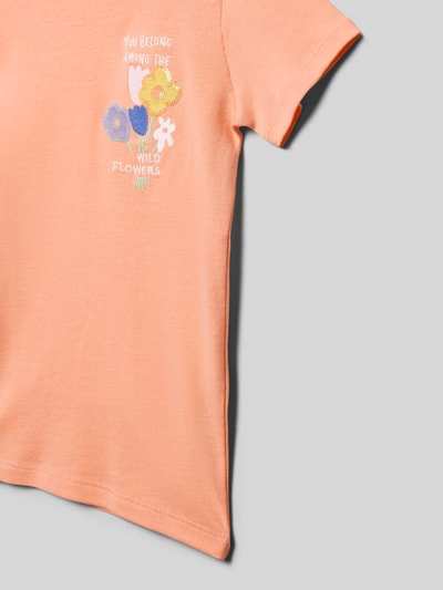 Mädchen trägt Regular Fit T-Shirt aus reiner Baumwolle von s.Oliver RED LABEL, Optik: Unifarben mit Motiv-Print und Paillettenbesatz, Jersey, Rundhals, Kurzarm, Nahaufnahme Oberkörper