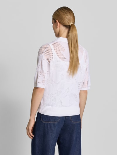 Modelka kobieca nosi Relaxed Fit Pullover aus Escorial Woll-Mix mit Kaschmir-Anteil od HERZENS, biały, krótki rękaw, dziurkowany wzór, widok całej sylwetki z tyłu.