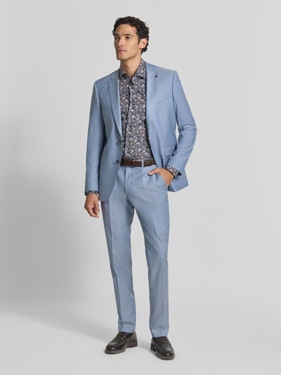 Männermodel trägt Slim Fit Businesshemd aus reiner Baumwolle Modell 'New Kent' von Seidensticker, Herren Businesshemd, Ganzkörperansicht von vorne.