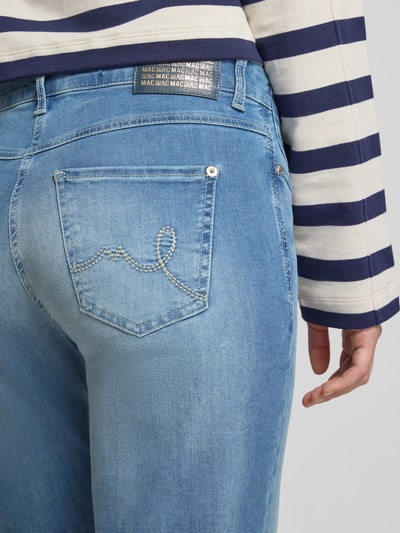 Frauenmodel trägt Straight Fit Jeans aus Baumwoll-Mix Modell 'LAURA TURN UP' von MAC, hellblaue Waschung, 5-Pocket-Design, Detailaufnahme Rückansicht.