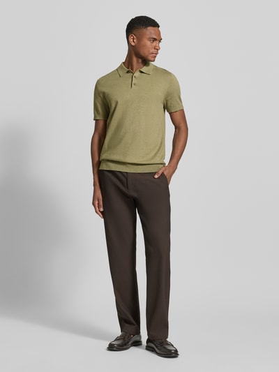 Męski model nosi Regular Fit Poloshirt aus Bio-Baumwoll-Mix Modell 'BERG' od SELECTED HOMME, melanż, krótki rękaw, dzianina, widok z przodu całej sylwetki.