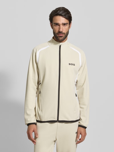 Männermodel trägt Regular Fit Trainingsjacke mit Passeinsätzen Modell 'TOC SPIN FZ' von BOSS Green, Optik: Unifarben, Twill, Label Print, Reißverschluss, seitliche Reißverschlusstasche, Ganzkörperansicht von vorne.
