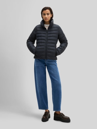 Vrouwenmodel draagt Regular Fit gewatteerd jack met opstaande kraag van Marc O'Polo, Dames, donkerblauw, Ganzlichaatsaanzicht van voren.