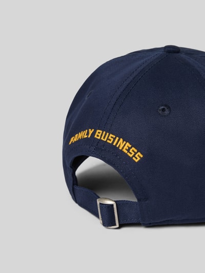 Produktfoto, Base Cap mit Logo-Stitching von Dsquared2 aus reiner Baumwolle in Dunkelblau mit gelbem Statement-Stitching und Strapback-Verschluss.
