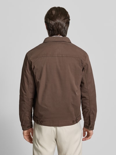 Männermodel trägt Hemdjacke aus Baumwoll-Elasthan-Mix von Casual Friday, Modell 'BUCHAN', gerade Form, braun, Ganzkörperansicht Rückansicht.