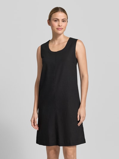 Frauenmodel trägt knielanges Kleid aus Leinen-Viskose-Mix Modell 'LAVA' von FREE/QUENT, schwarz, gerader Schnitt, Ganzkörperansicht von vorne.