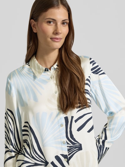 Vrouwenmodel draagt Regular Fit Overhemdblouse uit zuivere viscose van s.Oliver BLACK LABEL met all-over motief, satijnlook, knoopsluiting, overhemdenkraag, lange mouw, stolpplooi en afgeronde rompzoom, meerkleurig. Nahaufnahme bovenlichaam.