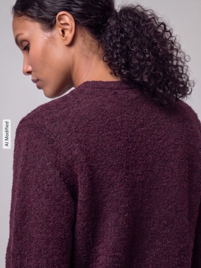 Frauenmodel trägt Regular Fit Strickjacke mit Schnürung Modell 'SIMONI' von ONLY in Dunkellila, grobe Textur, Ganzkörperansicht Rückansicht, Damen Strickjacke von ONLY, KI-modifiziertes Bild.