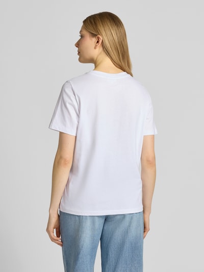 Modelka nosi Relaxed Fit T-Shirt aus reiner Baumwolle od s.Oliver RED LABEL, gładki biały jersey, Naszywka, krótkie rękawy, widok z tyłu całego ciała.