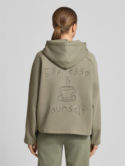 Vrouwenmodel draagt Hoodie met kap van Smith and Soul, katoenmix, los model, capuchon, tunnelkoord, statement-stitching, rugaanzicht.